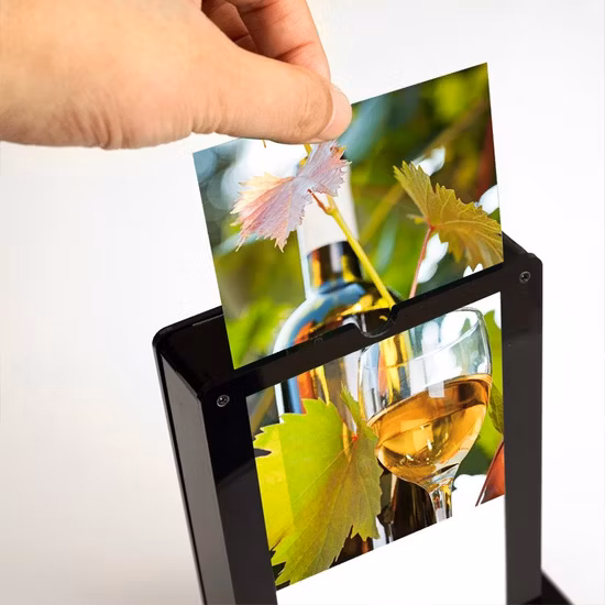 2023 Exhibición publicitaria de acrílico vendedora caliente de cuatro USB con el banco del poder del menú